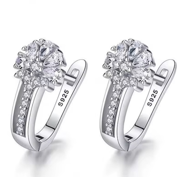 Gorgeous 925 Silver earrings with cubic zirconia amazing looking piece - Picture 1 of 4